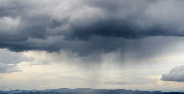 Trovoada chegando e nuvens chovendo — Fotografia de Stock