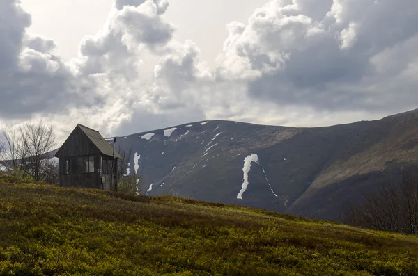 Montagnes et maison de montagne — Photo