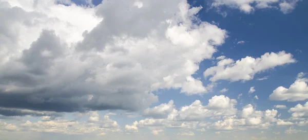 Voando entre nuvens brancas — Fotografia de Stock