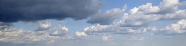 Nuvens tempestuosas voando — Fotografia de Stock