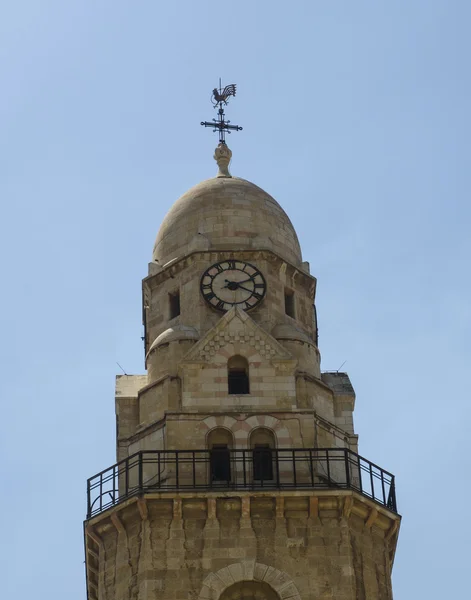 Wieża zegarowa z wiatrowskaz — Zdjęcie stockowe
