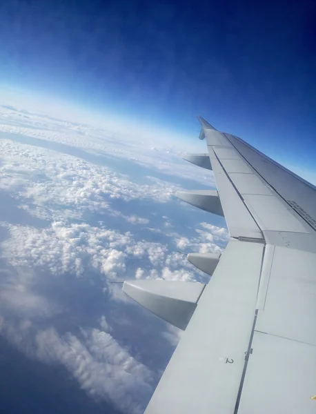 Flugzeugflug in tiefblauem Himmel — Stockfoto