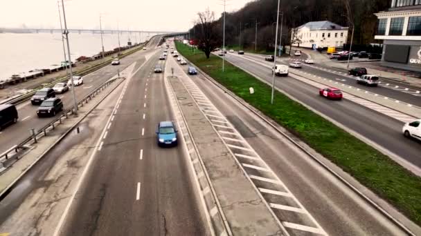 Coches conduciendo en la carretera, el tráfico pesado de fondo de vídeo, material de archivo — Vídeos de Stock