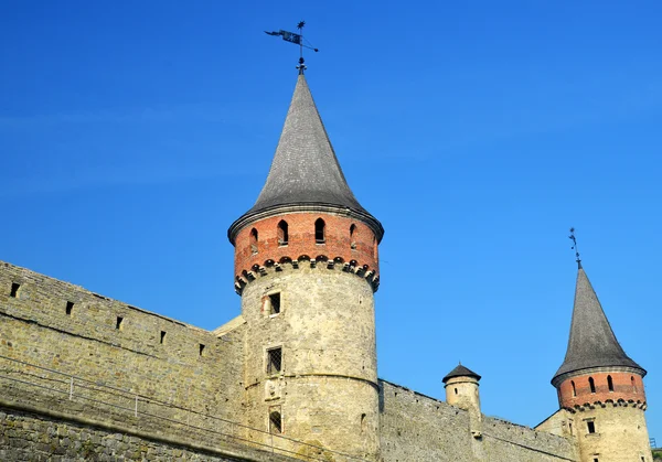 Mur et tour du château. Fortification médiévale — Photo