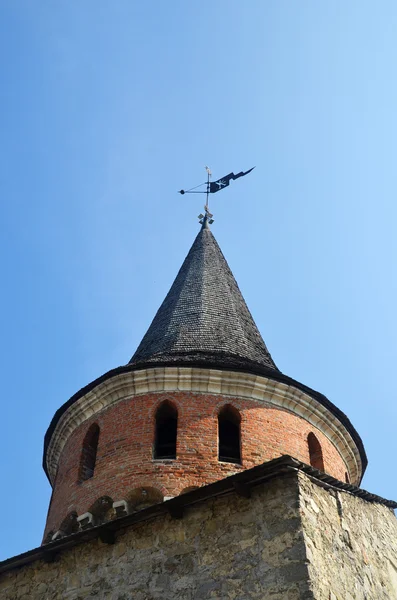 Bayrakla işaretlenmiş olan eski kale kule — Stok fotoğraf