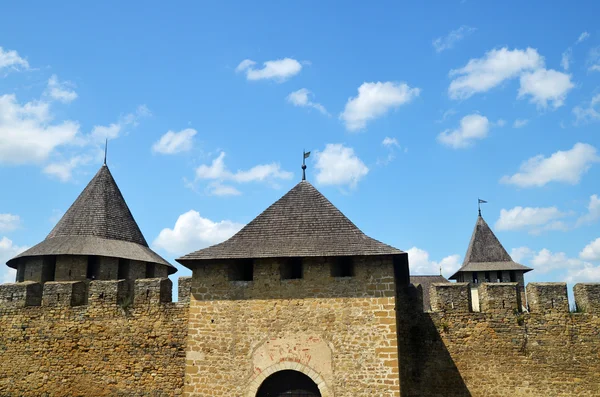 Średniowieczna twierdza mury i wieże — Zdjęcie stockowe