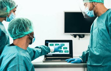 Corona virüsü salgınına karşı savaşan uzman doktorlar - bilim ve tıbbi ekip çalışması salgın vakalarını grafiksel olarak inceliyor - Sağlık ve covid-19 acil durum kavramı