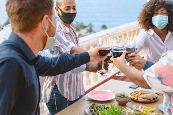 Junge Multiethnische Freunde Stoßen Mit Rotweingläsern Während Sie Während Der — Stockfoto