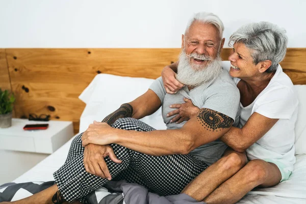 Szczęśliwa Para Seniorów Uśmiechnięta Razem Łóżku Hipsterzy Dojrzali Ludzie Mający — Zdjęcie stockowe