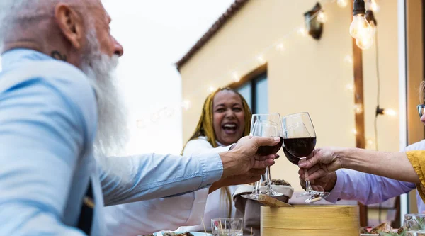 Idosos Felizes Brindar Com Copos Vinho Tinto Juntos Jantar Pátio — Fotografia de Stock