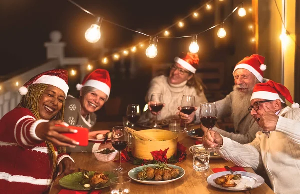Boldog Senior Barátok Étkező Ünneplő Karácsonyi Ünnepek Selfie Mobil Okostelefon — Stock Fotó