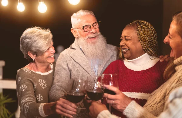 Fröhliche Senioren Feiern Urlaub Und Stoßen Mit Rotweingläsern Auf Hausterrassenparty — Stockfoto