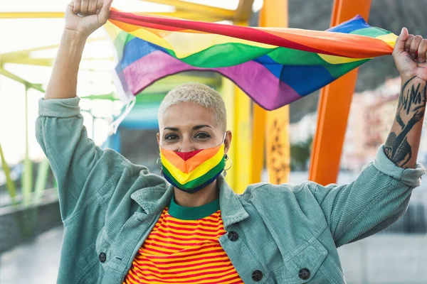 Wanita Muda Mengenakan Topeng Kebanggaan Gay Memegang Bendera Pelangi Simbol — Stok Foto