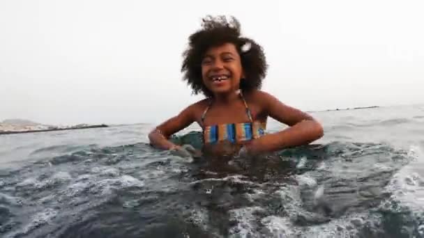 Afro Criança Divertindo Jogando Água Mar Frente Câmera Durante Tempo — Vídeo de Stock