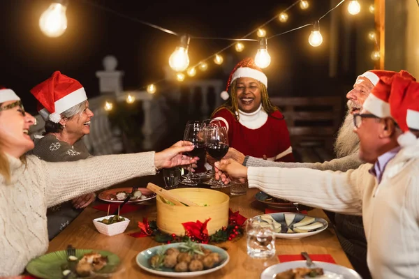 Happy Multi Rasial Teman Senior Bersulang Dengan Gelas Anggur Merah — Stok Foto