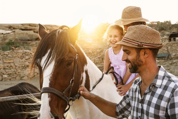 Keluarga Bahagia Bersenang Senang Naik Kuda Peternakan — Stok Foto