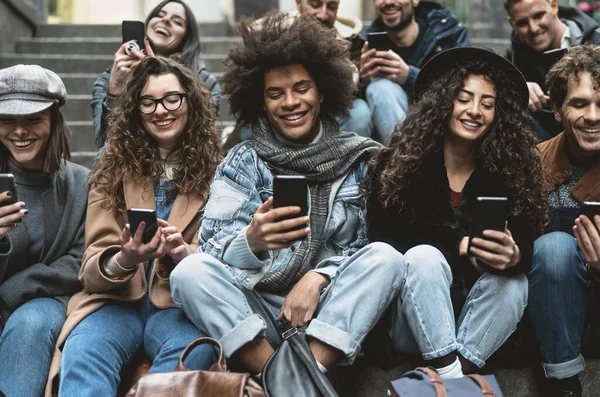 Jongeren Met Mobiele Smartphone Outdoor Millennial Vrienden Hebben Plezier Met — Stockfoto