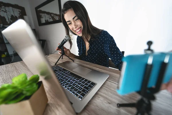 Mutlu Kadın Akıllı Telefon Kamerasıyla Video Podcast Çekerken Bilgisayar Kullanıyor — Stok fotoğraf