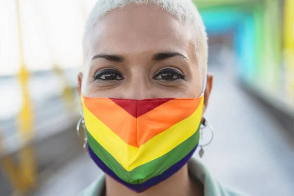 Retrato Jovem Mulher Vestindo Gay Orgulho Máscara Símbolo Lgbtq Movimento — Fotografia de Stock