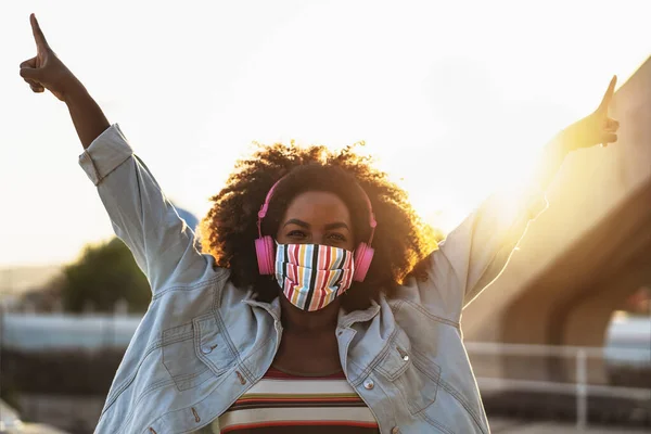 Happy Afro Perempuan Mendengarkan Musik Playlist Dengan Headphone Nirkabel Sambil — Stok Foto