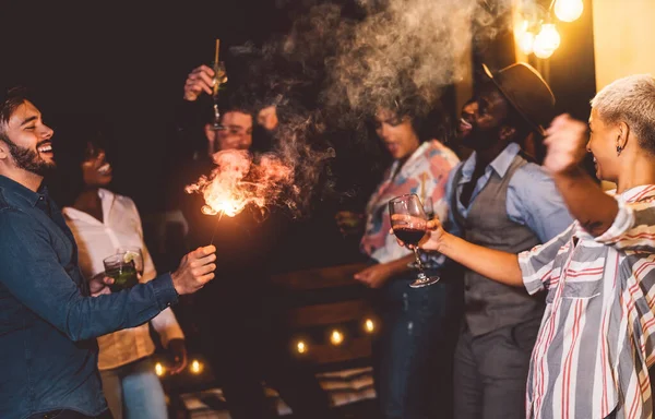 Szczęśliwi Młodzi Przyjaciele Tańczący Świętujący Sylwestra Ogniami Fajerwerkami Pijąc Koktajle — Zdjęcie stockowe