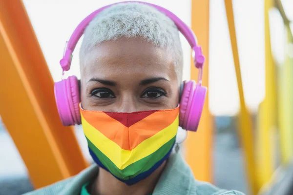 Jovem Mulher Vestindo Máscara Orgulho Gay Enquanto Ouve Música Com — Fotografia de Stock