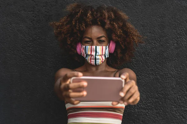Mulher Afro Feliz Tirar Selfie Com Smartphone Móvel Enquanto Vestindo — Fotografia de Stock