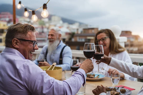 Felice Multirazziale Anziani Brindare Con Bicchieri Vino Rosso Insieme Sulla — Foto Stock