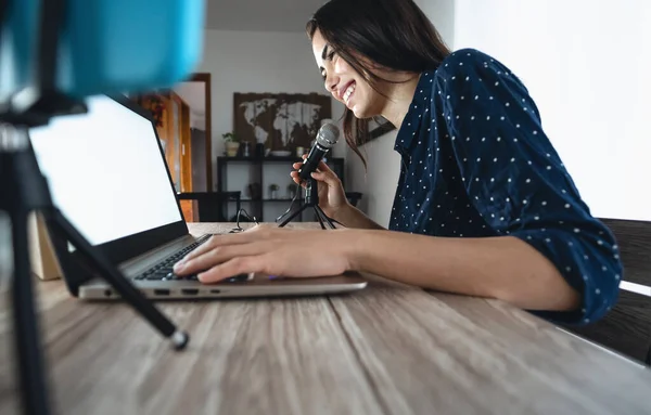 コンピュータを使用している間 幸せな女性がスマートフォンカメラでビデオポッドキャストを撮影 若い女の子がソーシャルネットワーク上でライブストリーミングで楽しんで 若者のライフスタイルと技術の概念 — ストック写真