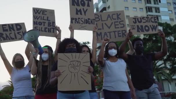 Aktivista Mozgalom Tiltakozik Rasszizmus Ellen Egyenlőségért Tüntetők Különböző Kultúrákból Faji — Stock videók