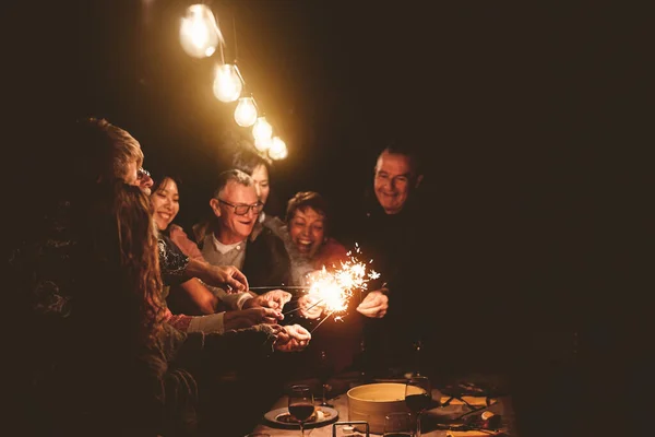 Felices Fiestas Familiares Con Fuegos Artificiales Cena Nocturna Grupo Personas — Foto de Stock