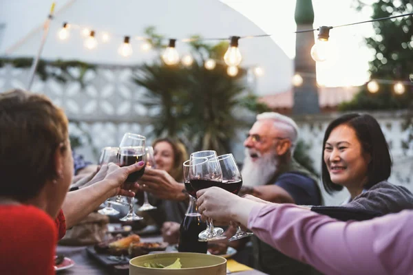 Fröhliches Familienessen Und Verkosten Von Rotweingläsern Bei Grillparty Menschen Unterschiedlichen — Stockfoto