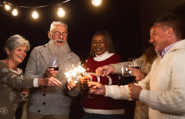 Happy Senior Bersenang Senang Merayakan Liburan Minum Anggur Dan Memegang — Stok Foto