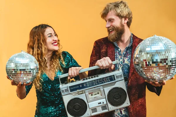 Feliz Jovem Casal Celebrando Férias Ouvindo Música Com Boombox Vintage — Fotografia de Stock