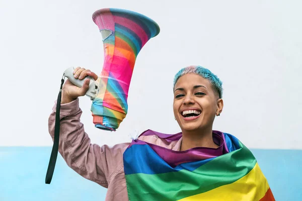 Wanita Muda Merayakan Acara Kebanggaan Gay Mengenakan Simbol Bendera Pelangi — Stok Foto