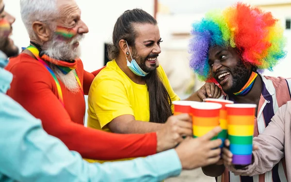Ευτυχισμένοι Πολυφυλετικοί Άνθρωποι Ζητωκραυγάζουν Και Πίνουν Κοκτέιλ Εκδήλωση Γκέι Φεστιβάλ — Φωτογραφία Αρχείου