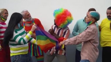 Mutlu çok ırklı insanlar dans ederek eğleniyor ve gay onur festivali etkinliğini kutluyorlar.