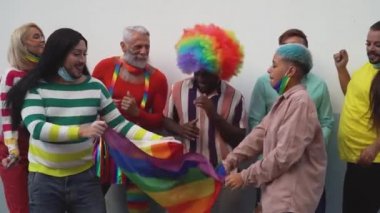 Mutlu çok ırklı insanlar dans ederek eğleniyor ve gay onur festivali etkinliğini kutluyorlar.