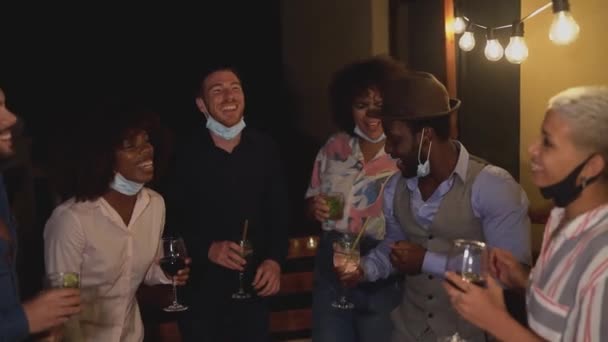 在科罗纳病毒大流行期间快乐的多种族朋友一边跳舞一边喝鸡尾酒 — 图库视频影像