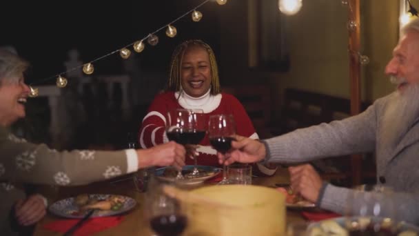 Happy Multiraciale Senioren Toosten Met Rode Wijnglazen Samen Het Huis — Stockvideo