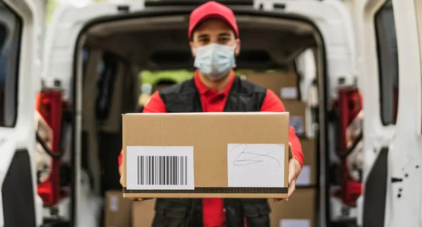 Consegna Uomo Indossa Maschera Protettiva Viso Evitare Diffusione Del Virus — Foto Stock