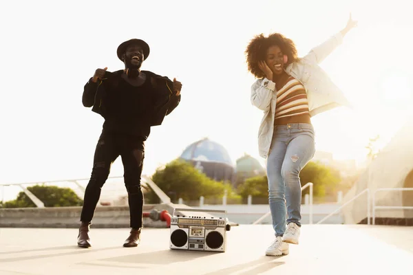 Jovens Amigos Afro Dançando Livre Enquanto Ouvem Música Com Fones — Fotografia de Stock