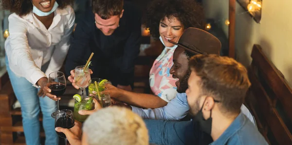 Glückliche Multiethnische Freunde Die Spaß Urlaub Haben Und Mit Cocktails — Stockfoto