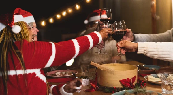Boldog Multiracionális Idősebb Barátok Pirítóssal Pirospozsgás Poharakkal Karácsonyi Ünnepek Vacsora — Stock Fotó