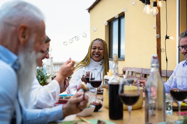 Felice Multirazziale Anziani Amici Divertirsi Cenando Insieme Sul Patio Della — Foto Stock