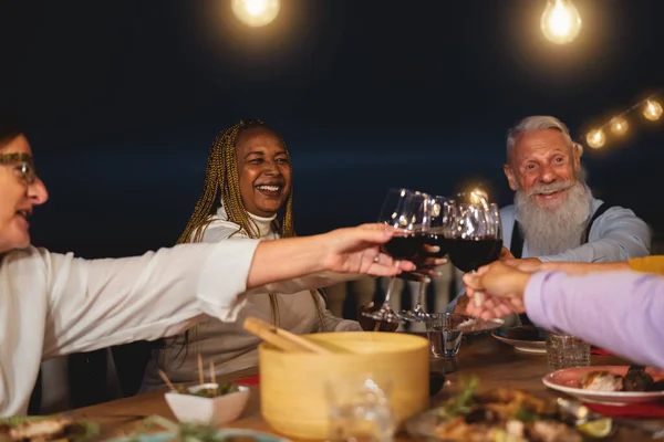 Feliz Amigos Seniores Multirraciais Brindar Com Copos Vinho Tinto Juntos — Fotografia de Stock