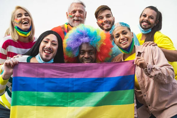 Joyeuses Personnes Multiraciales Célébrant Festival Fierté Gay Pendant Virus Couronne — Photo