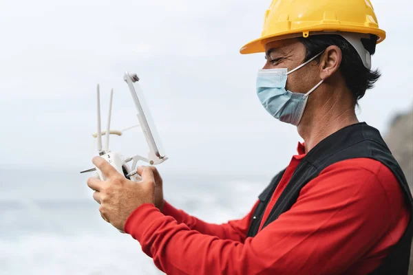 Ingegnere Maschio Monitoraggio Cantiere Utilizzando Drone Mentre Indossa Maschera Durante — Foto Stock