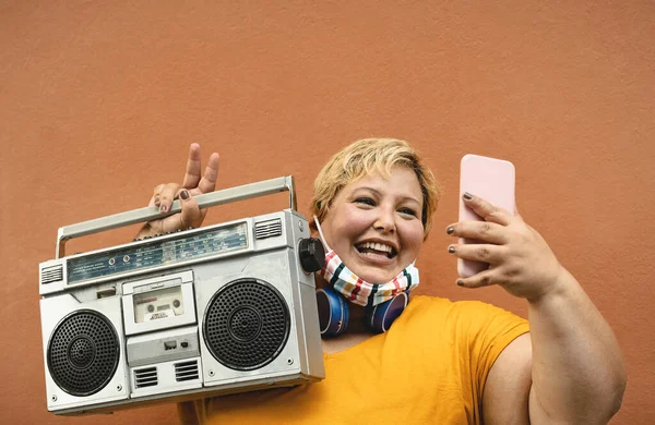 Mujer Tamaño Grande Escuchando Música Con Estéreo Boombox Vintage Mientras — Foto de Stock
