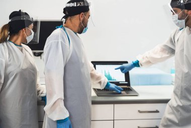 Corona virüsü salgınına karşı savaşan uzman doktorlar - bilim ve tıbbi ekip çalışması salgın vakalarını grafiksel olarak inceliyor - Sağlık ve covid-19 acil durum kavramı